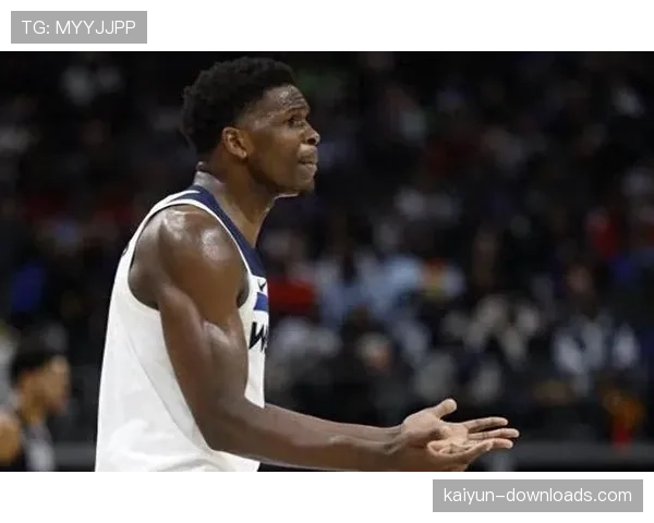 特写：爱德华兹隔扣后指向记分牌，本场效率值已达+28