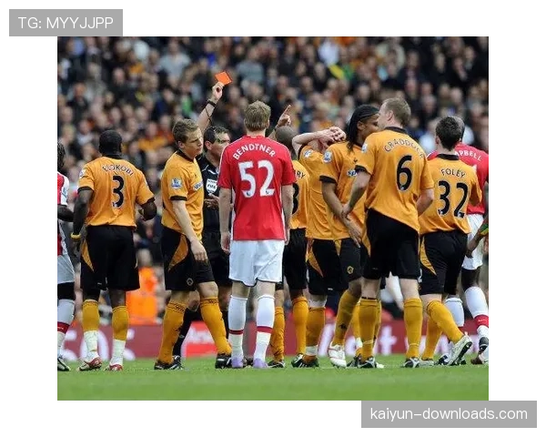 场边冲突:美因茨主帅因抗议判罚被出示红牌 场边冲突:美因茨主帅因抗议判罚被出示红牌